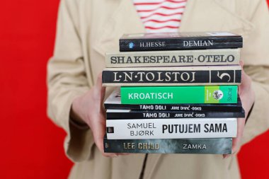 Vrgorac, Hırvatistan, 09.04.2025. Kütüphanedeki ünlü dünya yazarlarının kitapları, edebiyat, romanlar, kısa hikayeler, şiir, makale, şehirdeki kitap yığını, okul kitapları, öğretmenlik, okul programı, öğretim yılı, okul yılı, sınıf, 