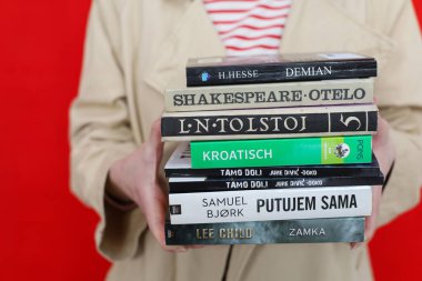  Vrgorac, Hırvatistan, 06.04.2025. Üniversite kütüphanesinde genç bir öğrenci, eğitim konseptini elinde tutuyor..