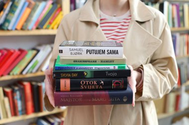 Vrgorac, Hırvatistan, 09.04.2025. Kütüphanedeki ünlü dünya yazarlarının kitapları, edebiyat, romanlar, kısa hikayeler, şiir, makale, şehirdeki kitap yığını, okul kitapları, öğretmenlik, okul programı, öğretim yılı, okul yılı, sınıf, 