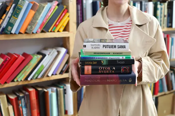 Vrgorac, Hırvatistan, 09.04.2025. Kütüphanedeki ünlü dünya yazarlarının kitapları, edebiyat, romanlar, kısa hikayeler, şiir, makale, şehirdeki kitap yığını, okul kitapları, öğretmenlik, okul programı, öğretim yılı, okul yılı, sınıf, 