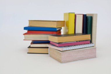 Şehirdeki kitap yığınları, okul kitapları, öğretmenlik, okul programı, akademik yıl, okul, sınıf, profesyonel öğretim