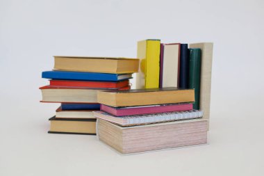 Siyah arka plan üzerine bir yığın kitap, düzgünce düzenlenmiş kitaplar. Kütüphanelerdeki rafların çoğunda kitabın omurgasında (numaralar, kodlar veya etiketler) net işaretler bulunan boy, konu veya türe göre düzenlenmiş kitaplar vardır. Kütüphaneler sessiz yerlerdir.