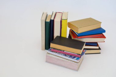 Şehirdeki kitap yığınları, okul kitapları, öğretmenlik, okul programı, akademik yıl, okul, sınıf, profesyonel öğretim