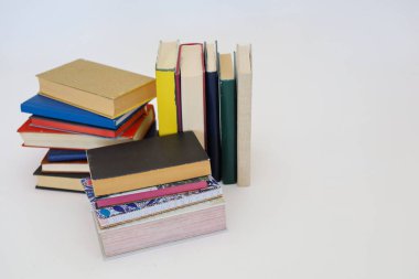 Şehirdeki kitap yığınları, okul kitapları, öğretmenlik, okul programı, akademik yıl, okul, sınıf, profesyonel öğretim