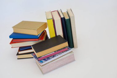 Şehirdeki kitap yığınları, okul kitapları, öğretmenlik, okul programı, akademik yıl, okul, sınıf, profesyonel öğretim
