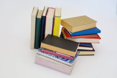 Şehirdeki kitap yığınları, okul kitapları, öğretmenlik, okul programı, akademik yıl, okul, sınıf, profesyonel öğretim