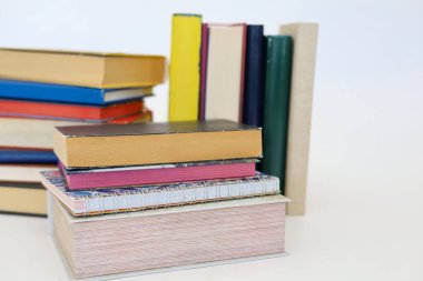 Şehirdeki kitap yığınları, okul kitapları, öğretmenlik, okul programı, akademik yıl, okul, sınıf, profesyonel öğretim