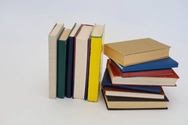 Şehirdeki kitap yığınları, okul kitapları, öğretmenlik, okul programı, akademik yıl, okul, sınıf, profesyonel öğretim