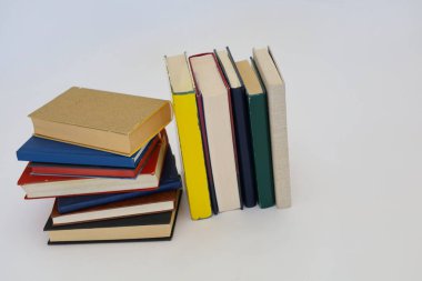 Şehirdeki kitap yığınları, okul kitapları, öğretmenlik, okul programı, akademik yıl, okul, sınıf, profesyonel öğretim