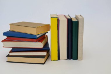 Şehirdeki kitap yığınları, okul kitapları, öğretmenlik, okul programı, akademik yıl, okul, sınıf, profesyonel öğretim