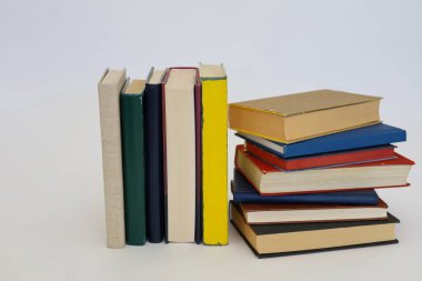 Şehirdeki kitap yığınları, okul kitapları, öğretmenlik, okul programı, akademik yıl, okul, sınıf, profesyonel öğretim