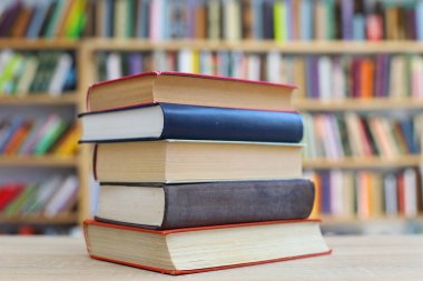 Kitap yığını, eğitim kütüphanesi geçmişi.