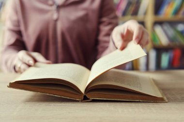 Siyah arka plan üzerine bir yığın kitap, düzgünce düzenlenmiş kitaplar. Kütüphanelerdeki rafların çoğunda kitabın omurgasında (numaralar, kodlar veya etiketler) net işaretler bulunan boy, konu veya türe göre düzenlenmiş kitaplar vardır. Kütüphaneler sessiz yerlerdir.