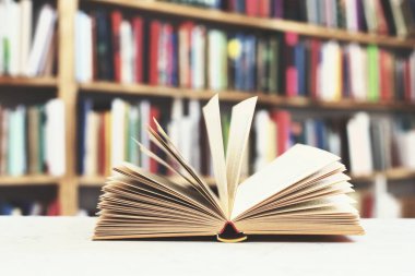 kitaplık arkaplanı olan bir kitap
