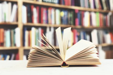 Tahta masadaki kitap yığını.