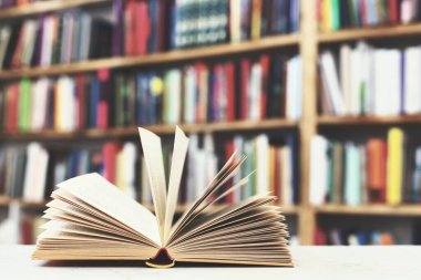 Kütüphanede masada rezervasyon yaptırın.