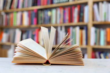kitap ve kitap yığını