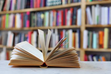 Kütüphanedeki masada kitabı aç