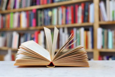 Kitabı kütüphane masasında aç