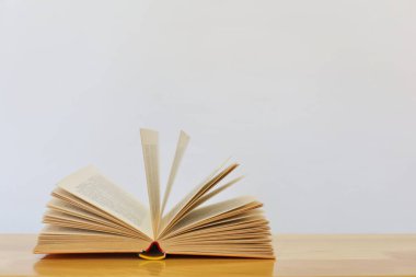 Beyaz tahta masadaki metnin için kopyalama alanı olan kitabı aç