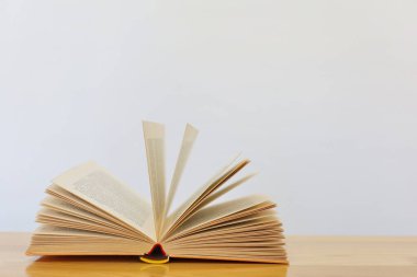 Beyaz arkaplanı olan bir kitap aç