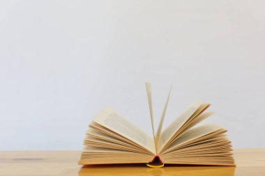 Açık bir kitabın kapanışı ve beyaz bir arkaplan