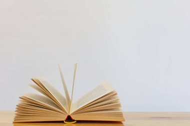 Işık arkaplanı üzerine kitap yığını