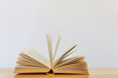 Kitap beyaz bir masada.