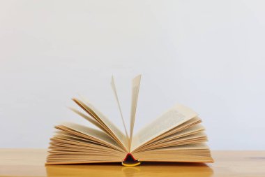 Beyaz arkaplan üzerine kitap aç