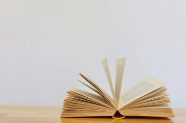 Beyaz arkaplanda bir yığın kitap