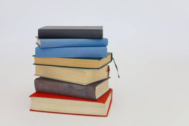 Beyaz arka planda kitap yığını.
