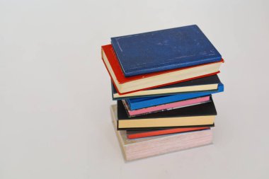 Kutuda bir yığın kitap var.