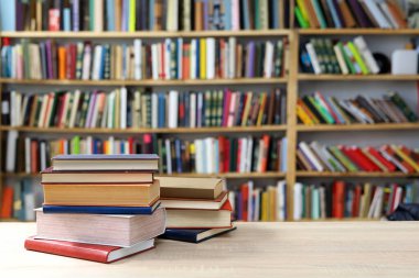 Kütüphanede kitap yığını