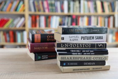 Vrgorac, Hırvatistan, 17.04.2025. Kütüphanede, edebiyatta, romanlarda, kısa öykülerde, şiirde, başyazıda, genç bir kadının elinde kitap tutarken, yüksek kaliteli kitaplar, eğitim, okul fotoğrafları,,