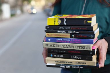 Vrgorac, Hırvatistan, 17.04.2025. Kütüphanede, edebiyatta, romanlarda, kısa öykülerde, şiirde, başyazıda, genç bir kadının elinde kitap tutarken, yüksek kaliteli kitaplar, eğitim, okul fotoğrafları,,