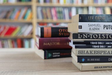 Vrgorac, Hırvatistan, 17.04.2025. Kütüphanede, edebiyatta, romanlarda, kısa öykülerde, şiirde, başyazıda, genç bir kadının elinde kitap tutarken, yüksek kaliteli kitaplar, eğitim, okul fotoğrafları,,