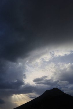 Dağların ardında güzel bir gün batımı