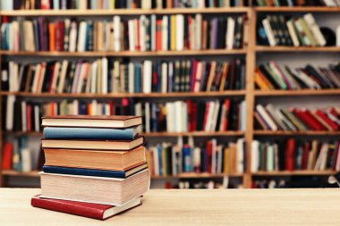 Kütüphanede kitap yığını