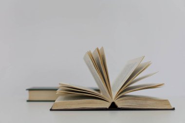 beyaz arkaplan üzerine açık kitap