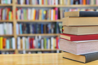 Ahşap rafta bir yığın kitap