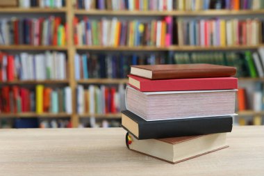 Kitaplar kütüphanede masanın üstünde.