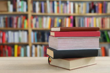 Kütüphanede kitap yığını