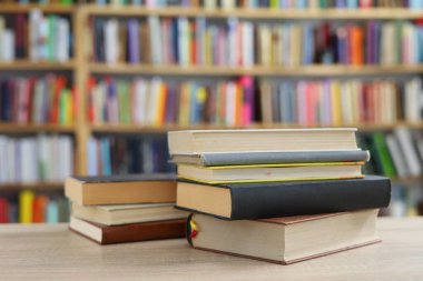 Bir yığın kitap ve bardak.