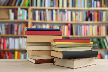 Kitaplar kütüphanede masanın üzerinde