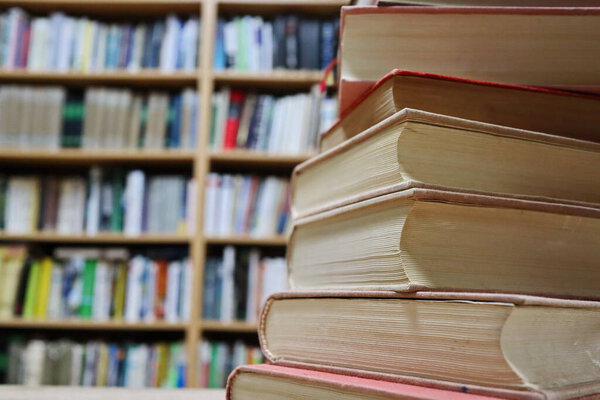 стопка книг в библиотеке