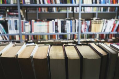 Kütüphanede kitap yığını