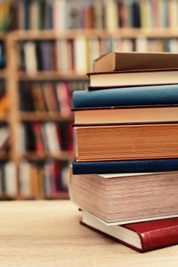 Tahta masadaki kitap yığını.