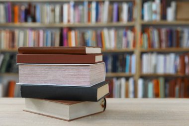 Kütüphanede bir yığın kitap