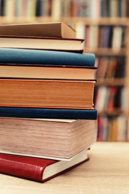 Tahta masadaki kitap yığını.