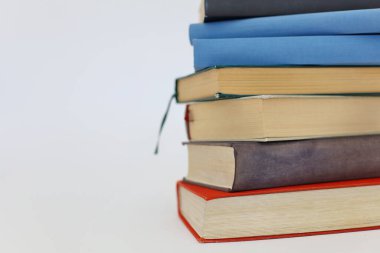 Beyaz arkaplan üzerine kitap yığını